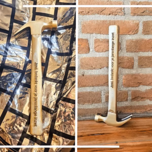 Gouden hamer met gravering erin gebrand