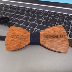 Vlinderstrik met gravering