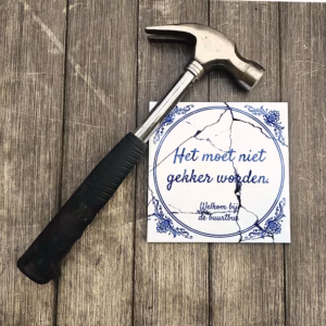 Gebroken tegel met eigen tekst of spreuk